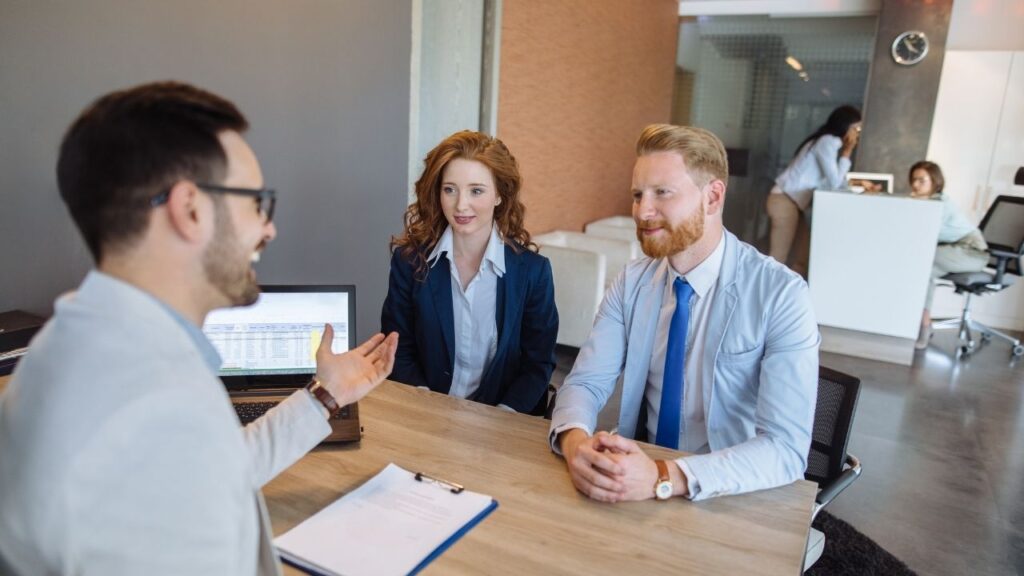 Ugoda z bankiem czy proces w sądzie? – kiedy warto pójść na ugodę, a kiedy walczyć do końca