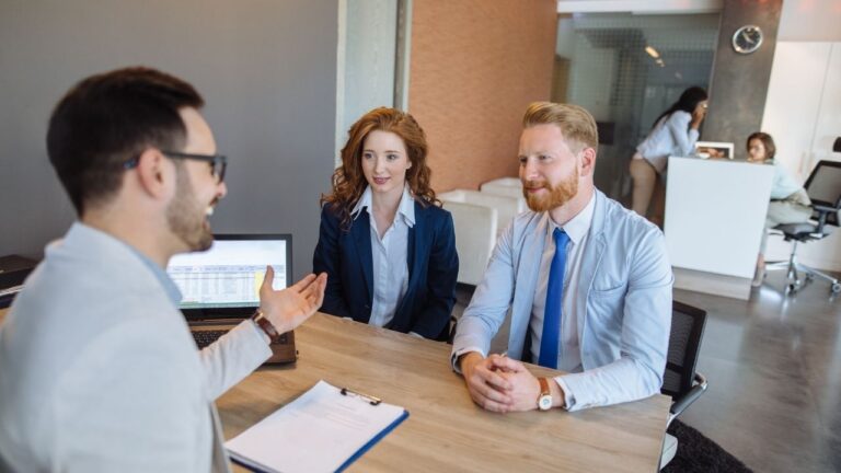 Ugoda z bankiem czy proces w sądzie? – kiedy warto pójść na ugodę, a kiedy walczyć do końca